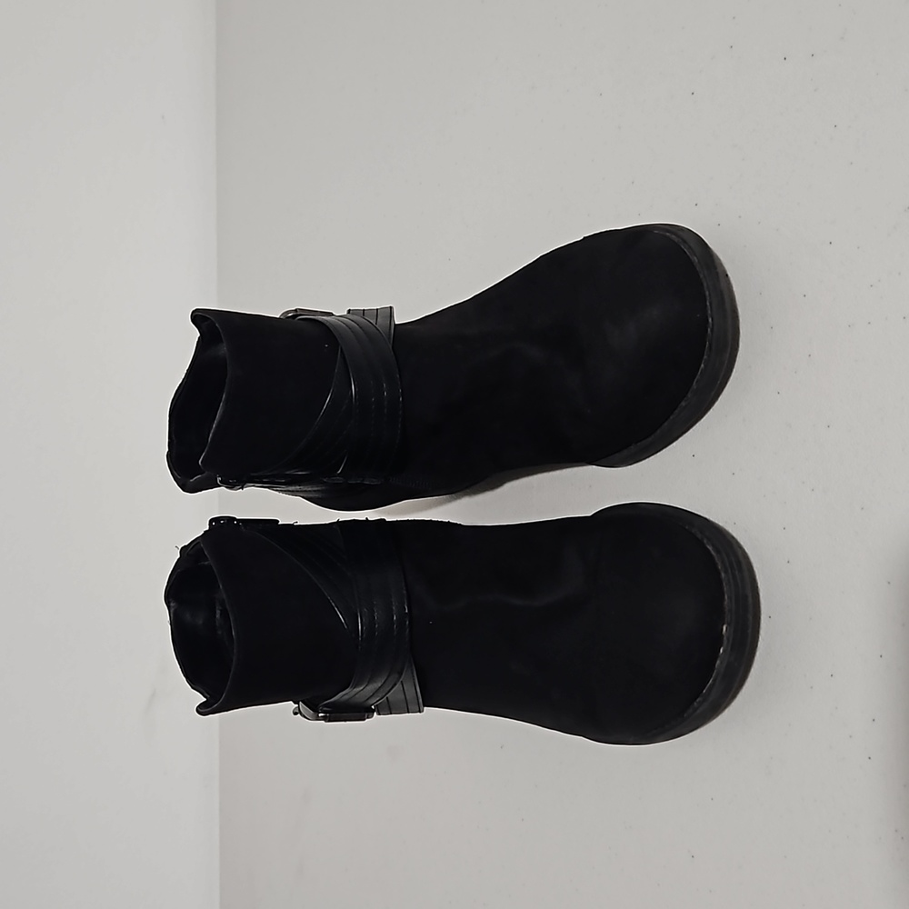 Women's boots size 9